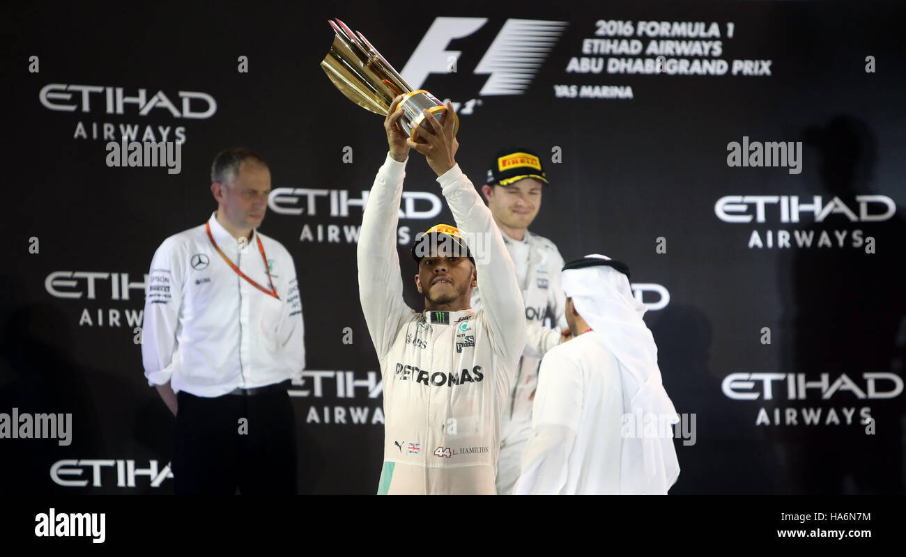 Mercedes Lewis Hamilton célèbre remportant le Grand Prix d'Abu Dhabi au ...