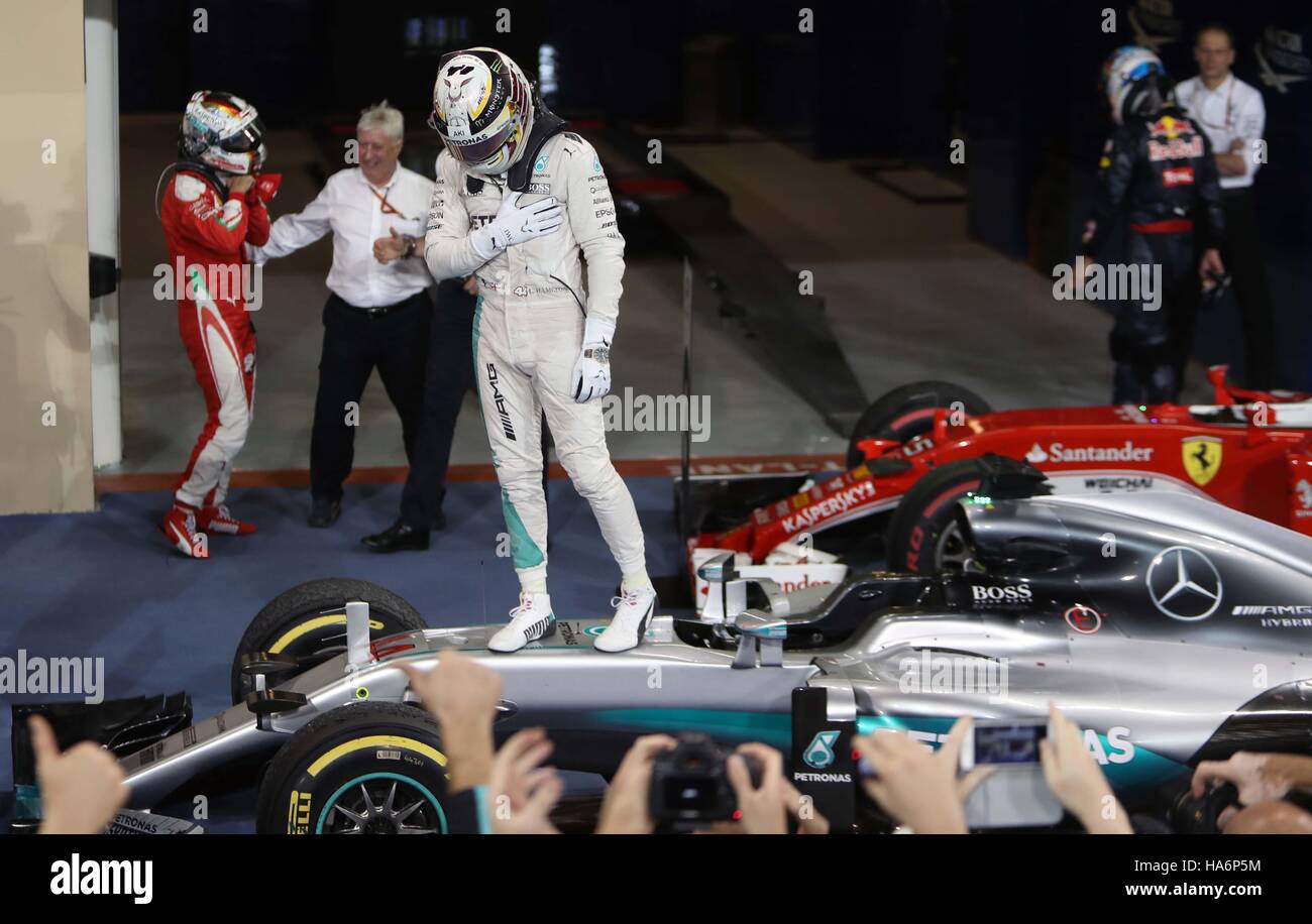 Mercedes Lewis Hamilton célèbre remportant le Grand Prix d'Abu Dhabi au ...