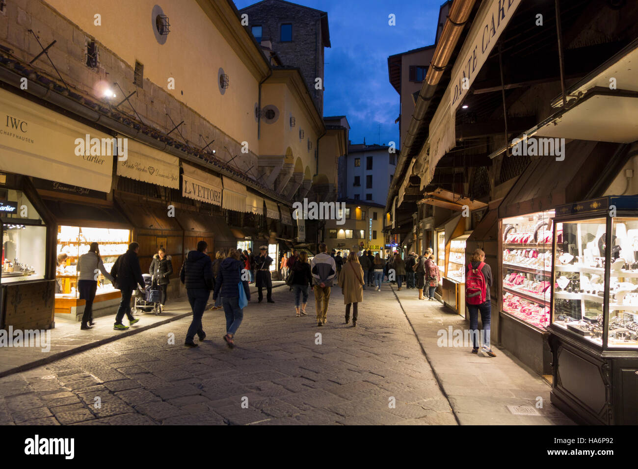 Soirée shopping sur le Ponte Vecchio, Florence, Italie Banque D'Images