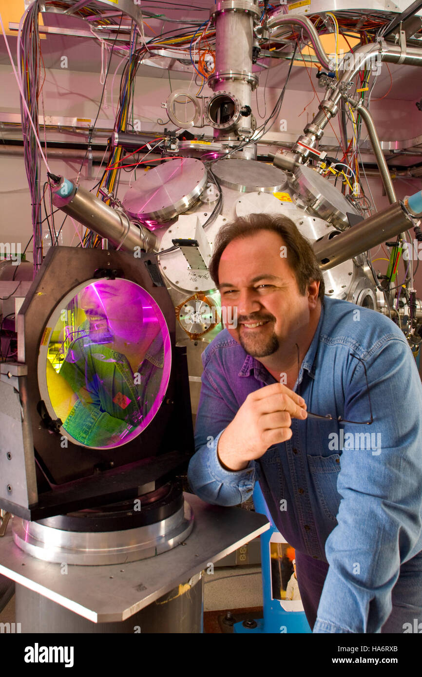 David Montgomery, un scientifique au laboratoire national de Los Alamos, est reflété dans les miroirs high-tech de l'installation. Cette technologie de pointe fait partie de la recherche continue en physique et en matériaux avancés, contribuant ainsi à des avancées scientifiques importantes. Banque D'Images