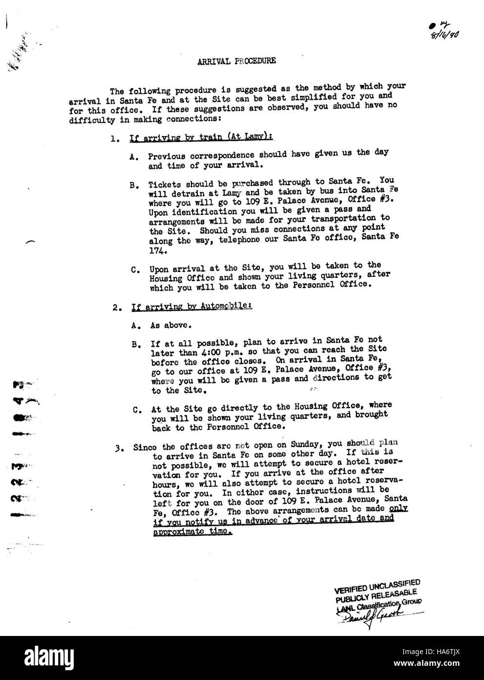 Cette image montre la procédure d'arrivée au laboratoire national de Los Alamos, un site dédié à la recherche scientifique. La procédure décrite implique probablement le protocole pour entrer dans le campus du laboratoire, où diverses activités de recherche scientifique de haut niveau ont lieu. Banque D'Images
