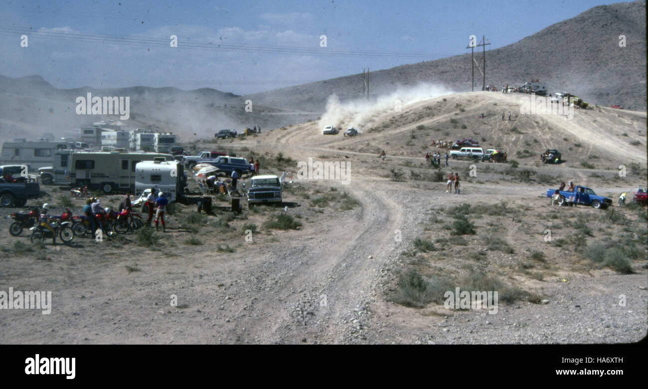 La Mint 400, une course hors route renommée, a eu lieu en 1985 dans le désert du Nevada et parrainée par le Bureau of Land Management (BLM). L'événement fait partie de l'histoire des courses hors route et continue de promouvoir la sensibilisation à l'utilisation des terres et à la conservation dans les écosystèmes désertiques. Banque D'Images