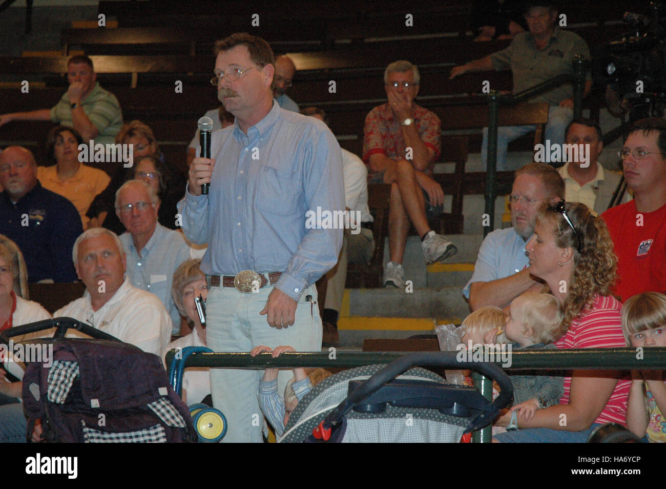 Cette image représente un forum rural organisé par le département de l'Agriculture des États-Unis pour aborder les questions ayant une incidence sur les communautés rurales, y compris la conservation de l'environnement et le développement durable. Le forum encourage le dialogue sur les politiques, les ressources et la résilience communautaire dans les zones rurales. Banque D'Images