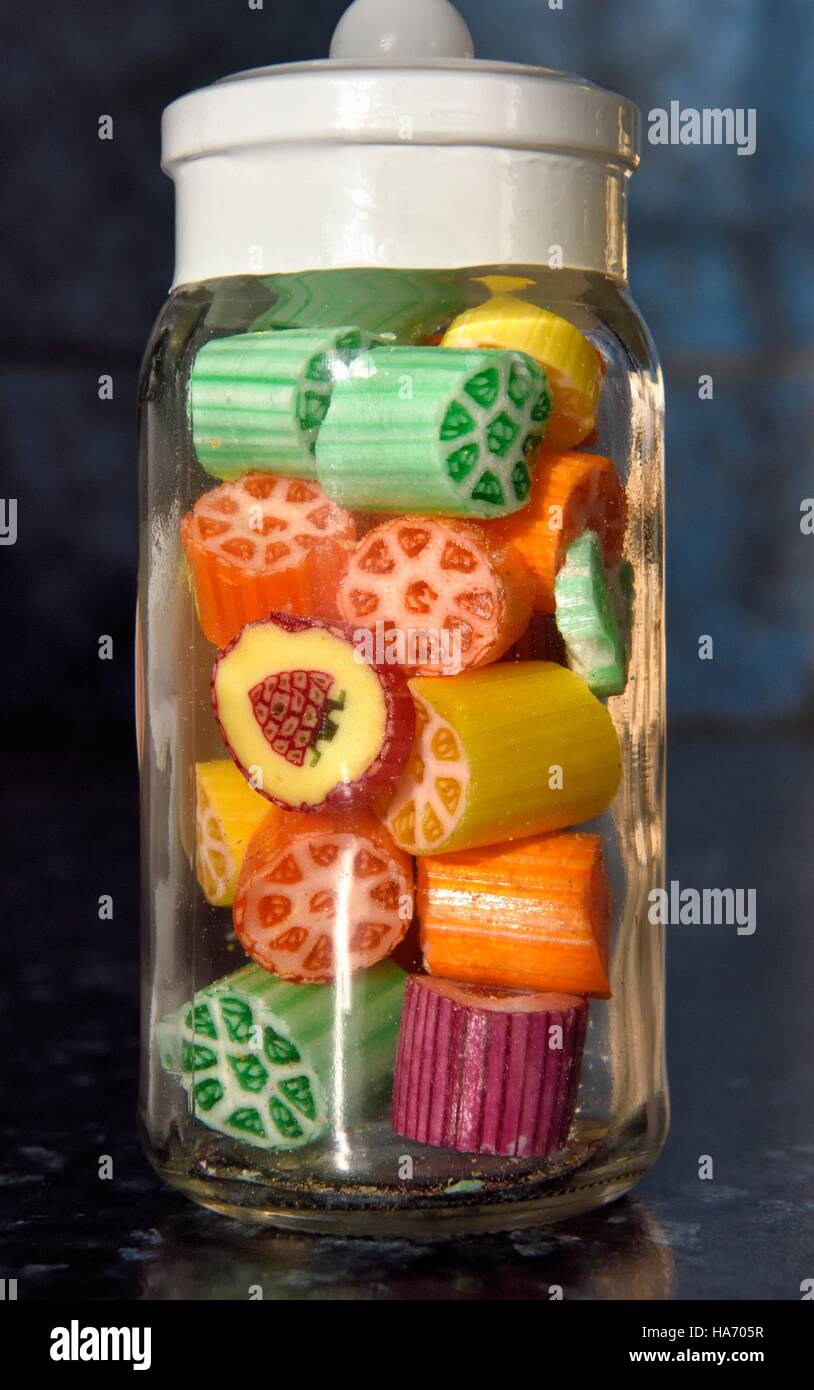 Un bocal de verre rock candy sweets Banque D'Images