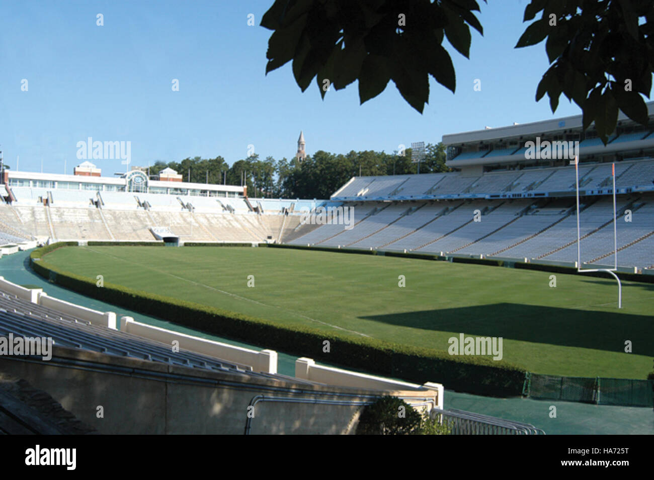 Une vue du Kenan Stadium, situé à l'Université de Caroline du Nord, montrant l'intersection des sports, de la nature et de l'engagement communautaire dans les parcs nationaux et les espaces publics. Banque D'Images