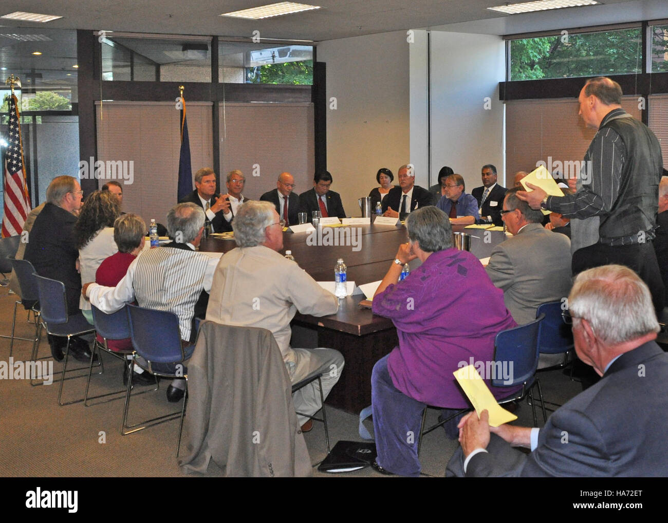 Une photographie d'une réunion avec le secrétaire américain à l'Agriculture Tom Vilsack. L'image capture un moment important d'une discussion sur la politique agricole et l'avenir de l'agriculture aux États-Unis. Banque D'Images
