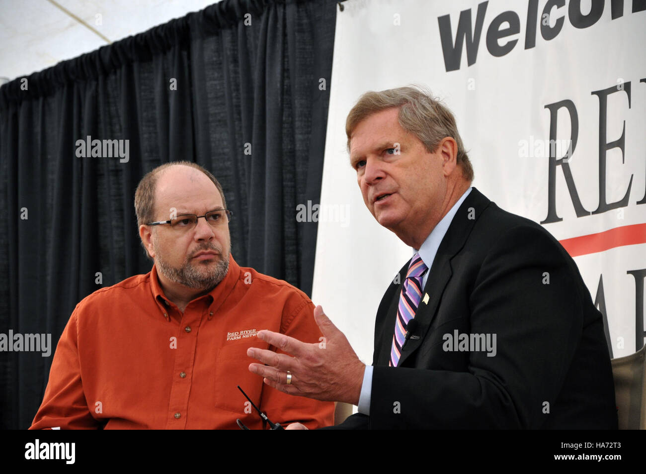 Le secrétaire à l'Agriculture Tom Vilsack s'adresse aux médias lors de l'événement Big Iron Farm Broadcaster. L'événement présente des innovations agricoles et des discussions politiques importantes pour la communauté agricole. La présence de Vilsack souligne l’importance de l’agriculture dans l’économie américaine et le développement rural. Banque D'Images
