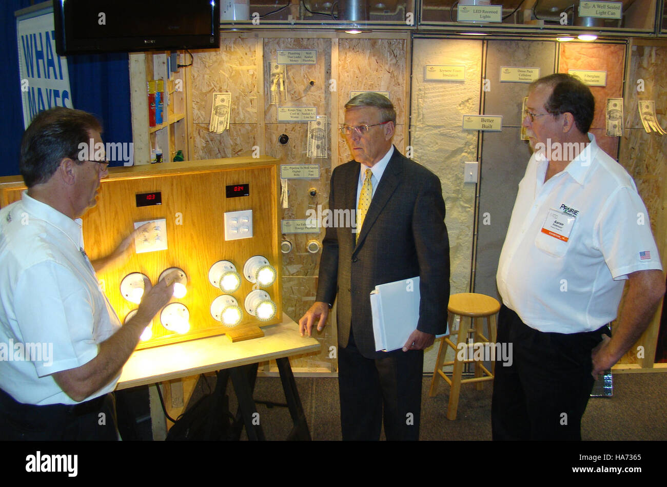 Cette image capture un moment dans un paysage rural du Dakota du Nord, mettant en valeur la beauté naturelle de la région. Il met l'accent sur les champs expansifs et le ciel ouvert, typiques du Midwest des États-Unis. Banque D'Images