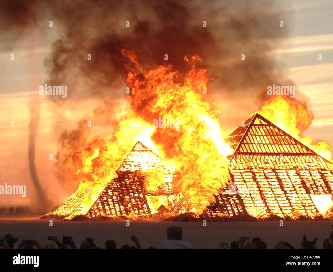 *Burning 'Catacomb of Veils'* est une œuvre d'art de BLM Nevada, représentant une scène intense avec des contrastes de couleurs vifs. La pièce explore les thèmes de la destruction et du renouveau dans un style dramatique et abstrait. Banque D'Images
