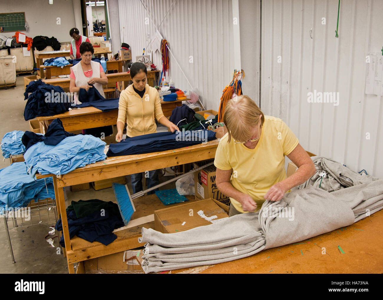 Le rapport ARRA de l'USDA souligne l'impact économique des prêts garantis par les entreprises et l'industrie pour le développement rural à Wendell, Caroline du Nord, en particulier dans le secteur textile, en mettant l'accent sur le contrôle de la qualité et les avantages en matière d'emploi. Banque D'Images