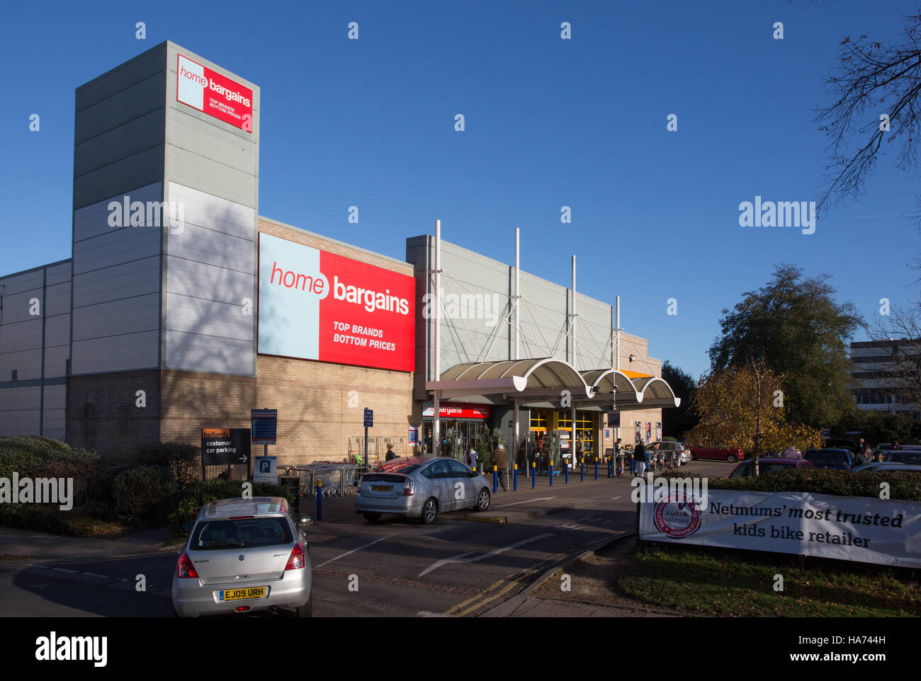 Staines Road retail park, London, Greater London Banque D'Images