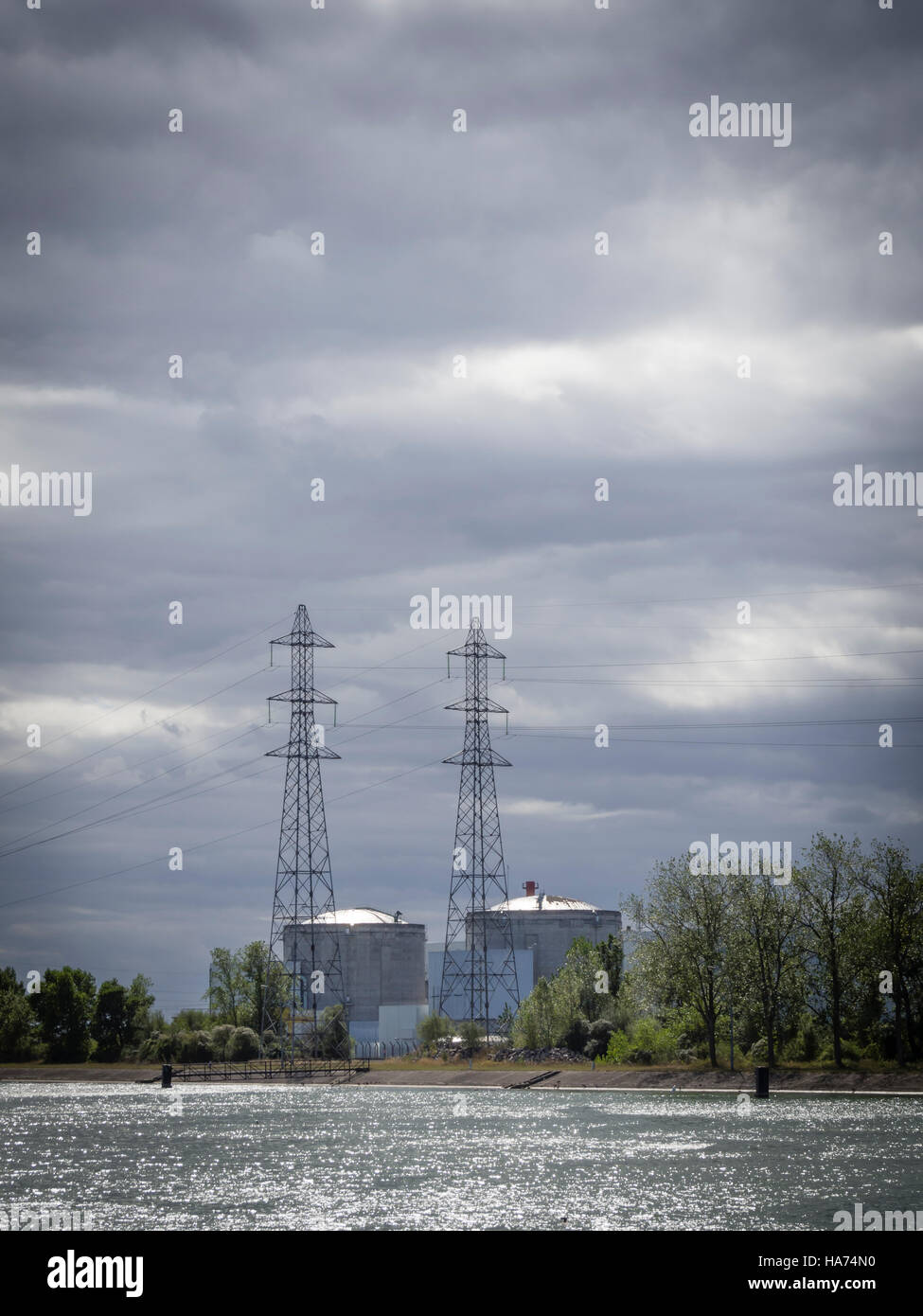 Réacteurs de la centrale nucléaire de Fessenheim, en France, à la Rivière de Rhin. Banque D'Images Réacteurs de la centrale nucléaire de Fessenheim, en France, à la Rivière de Rhin. Banque D'Images