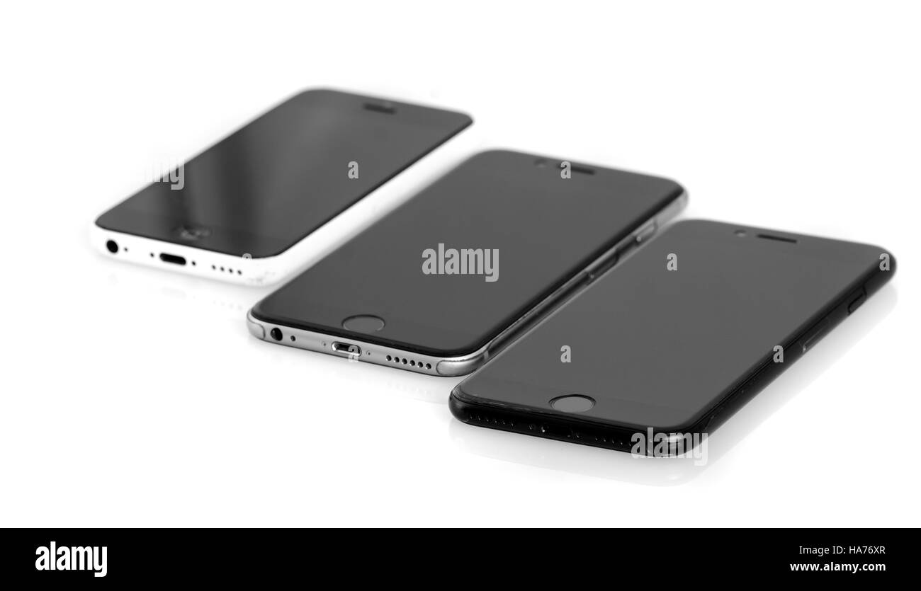 BRASOV, Roumanie - 27 novembre 2016 : 3 générations d'Apple : iPhone 5C, iPhone 6, iPhone 7 dans la rangée, isolé sur fond blanc Banque D'Images