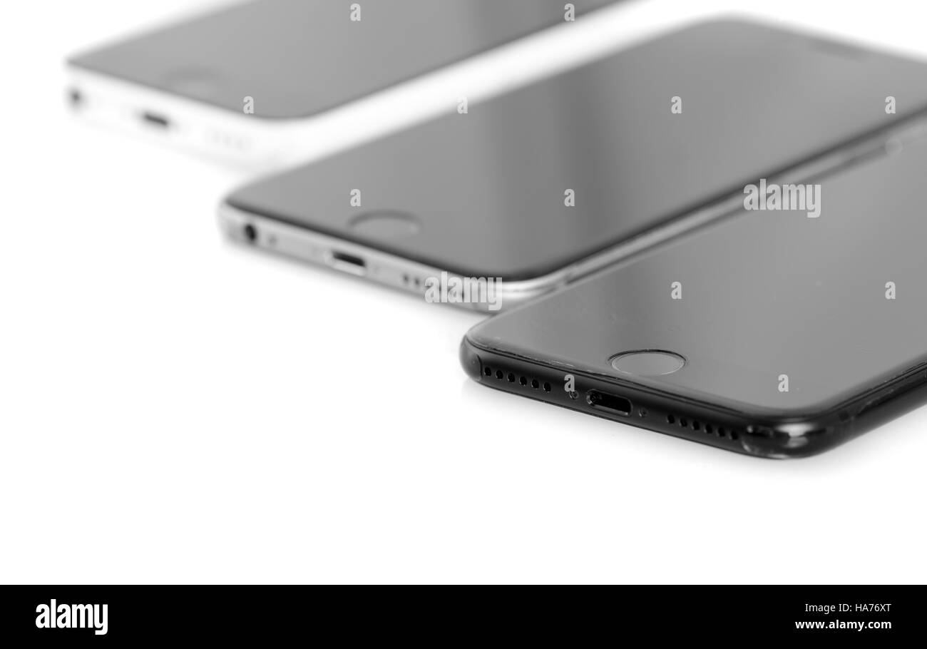 BRASOV, Roumanie - 27 novembre 2016 : 3 générations d'Apple : iPhone 5, iPhone 6, iPhone 7 dans la rangée, isolé sur fond blanc Banque D'Images