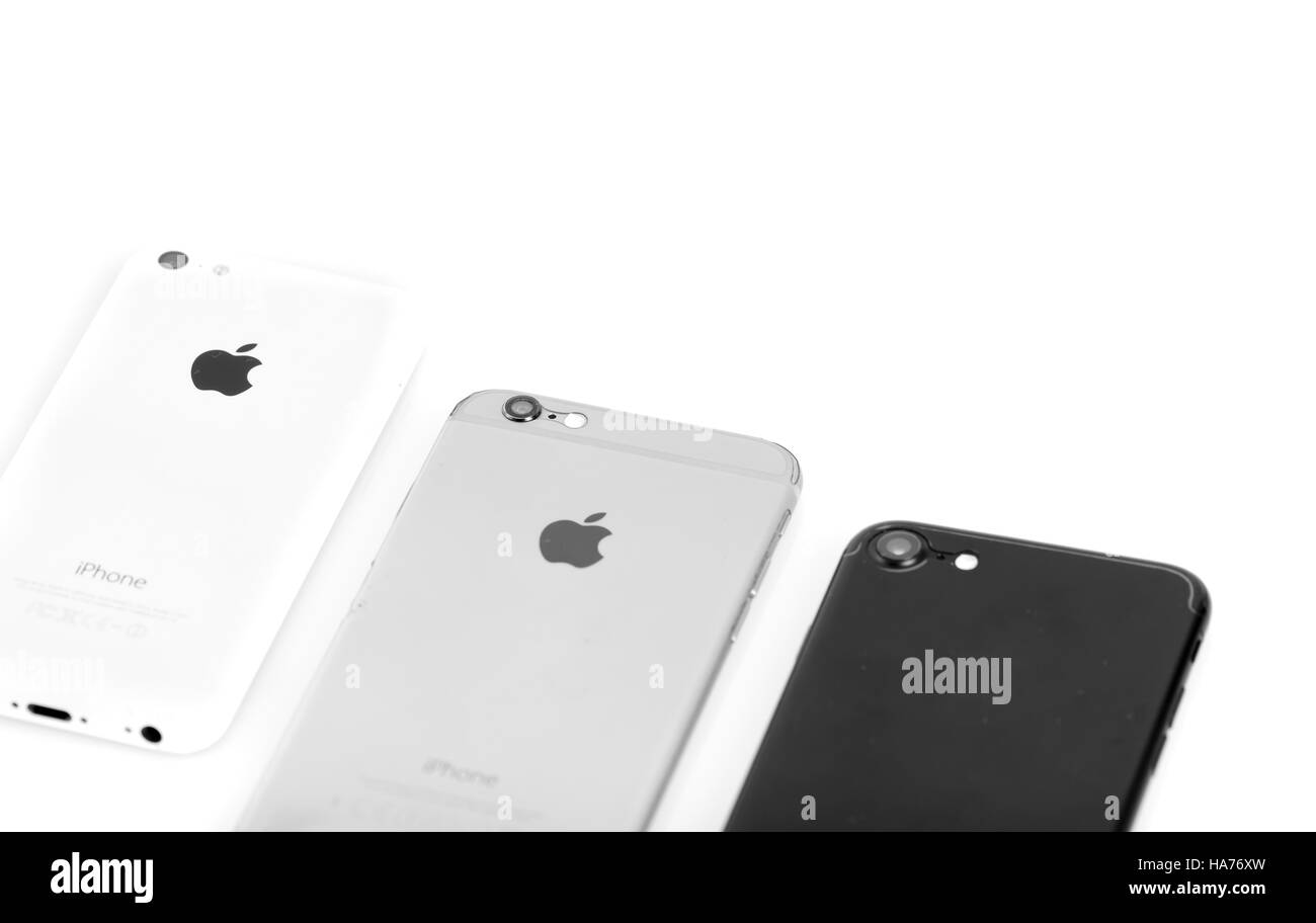 BRASOV, Roumanie - 27 novembre 2016 : 3 générations d'Apple : iPhone 5, iPhone 6, iPhone 7 dans la rangée, de retour d'informations et les caméras isolé sur fond blanc Banque D'Images