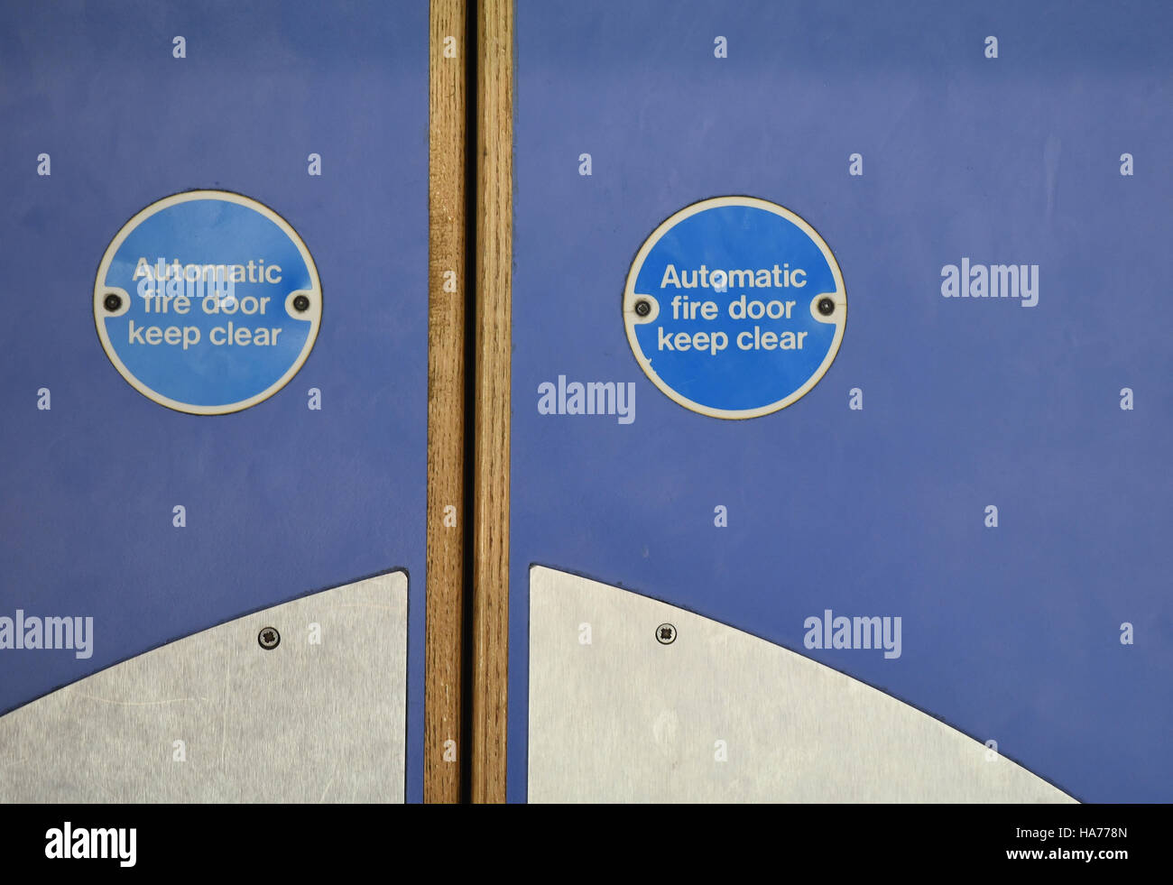 Garder la porte coupe-feu automatique clairement attaché à une porte coupe-feu. Banque D'Images