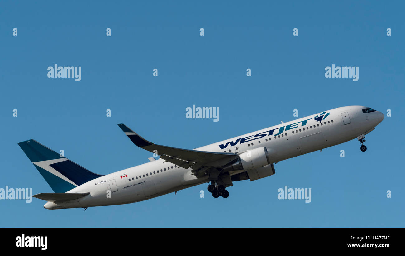 WestJet Airlines avion Boeing 767 C-FOGJ se décollant de l'Aéroport International de Vancouver dans l'air Banque D'Images