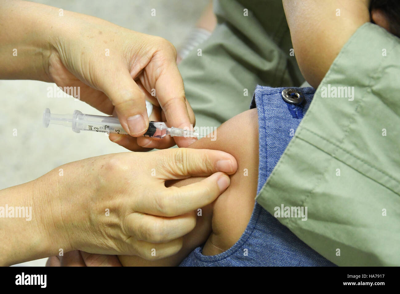Les enfants qui reçoivent des vaccins au vaccin .épaule les enfants. Banque D'Images