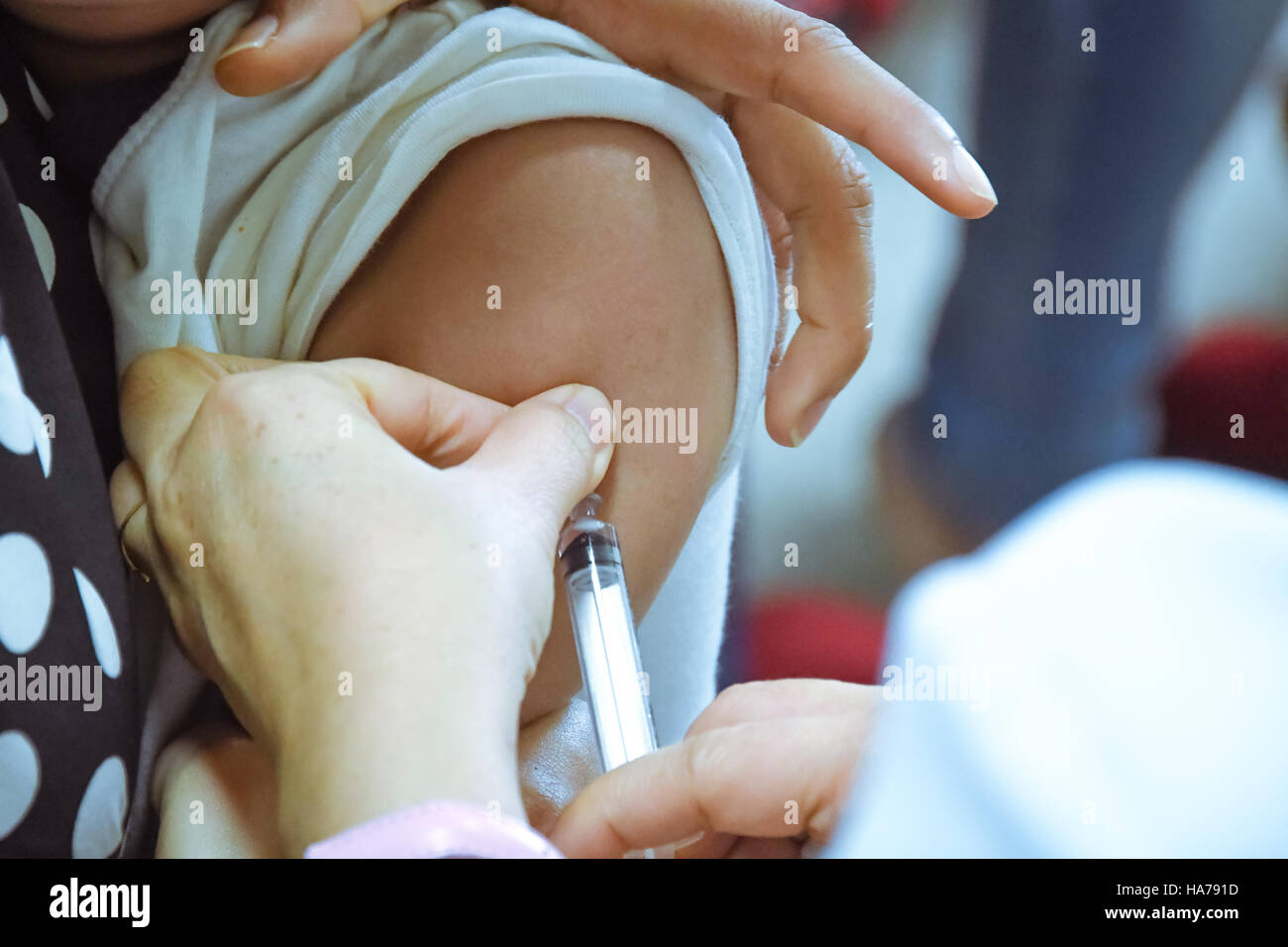 Les enfants qui reçoivent des vaccins au vaccin .épaule les enfants. Banque D'Images