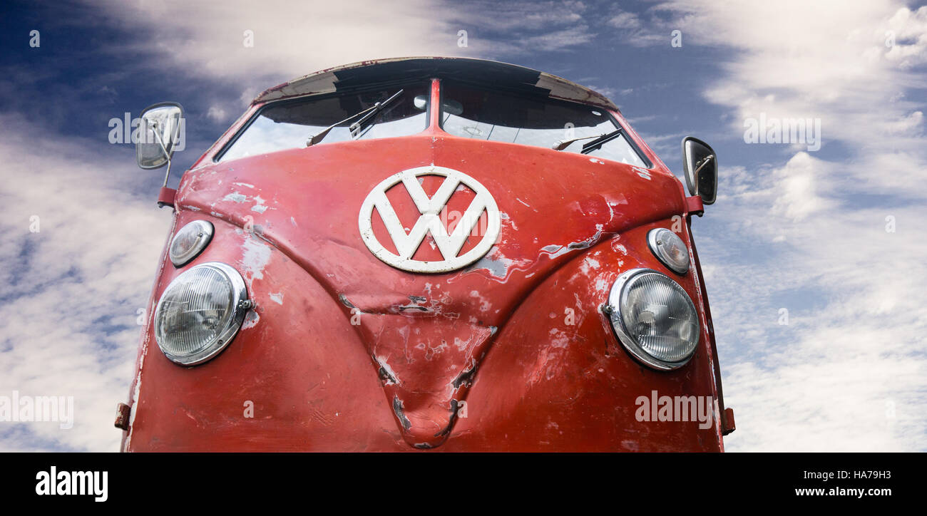 Un Vintage VW Bus d'écran partagé dans la rue. Banque D'Images