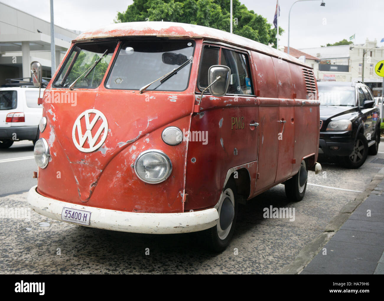 Un Vintage VW Bus d'écran partagé dans la rue. Banque D'Images