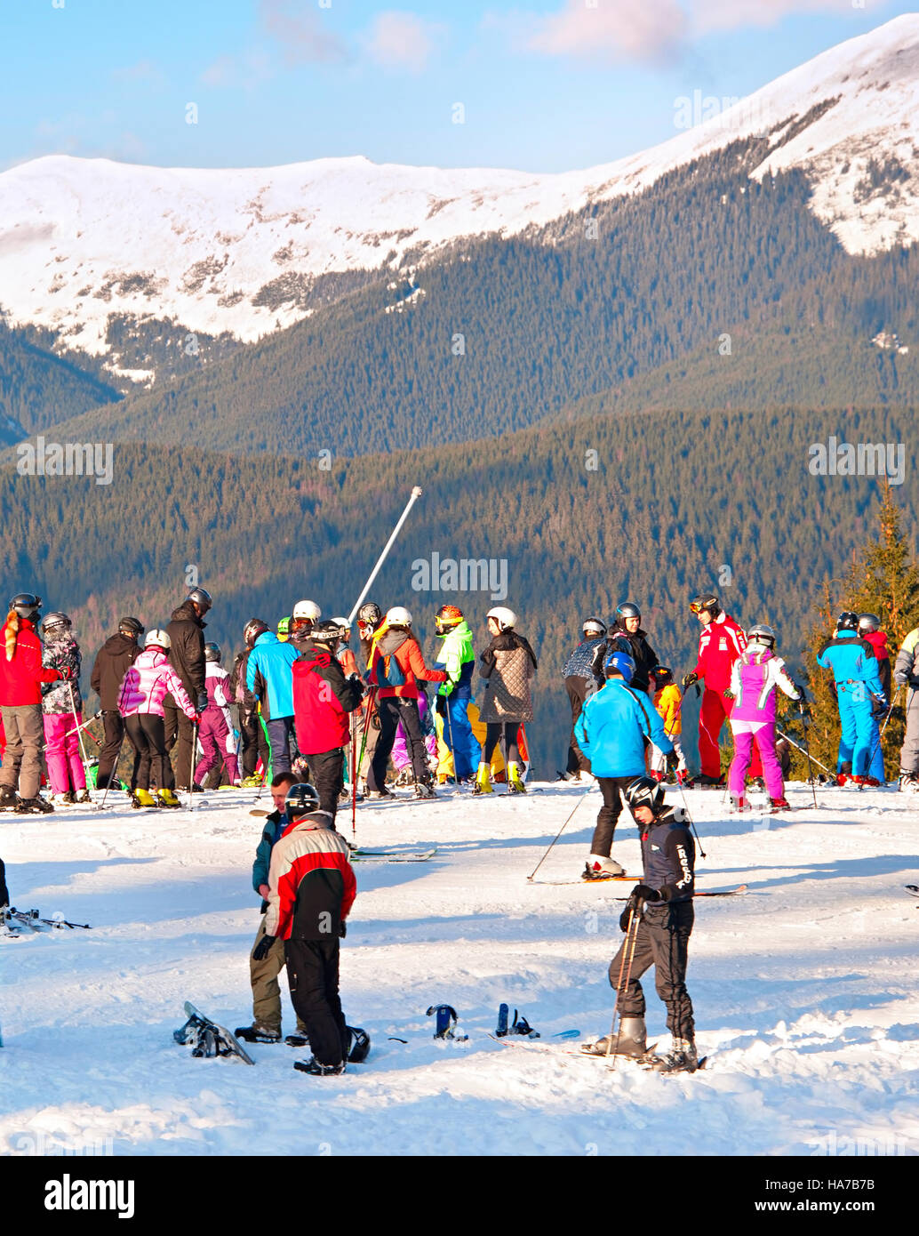 Beaucoup de gens en haut d'une pente en Bukovel. Bukovel est la plus populaire station de ski en Ukraine, en 2012 a été nommé le Banque D'Images