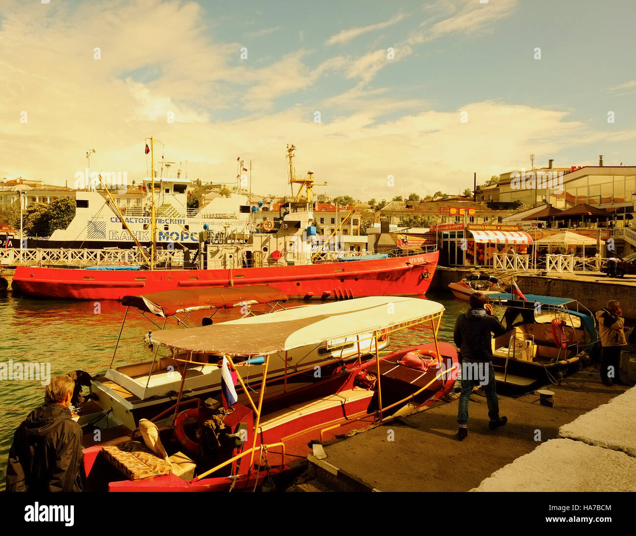 Bateaux amarrés dans le port de Sébastopol, en Crimée Banque D'Images