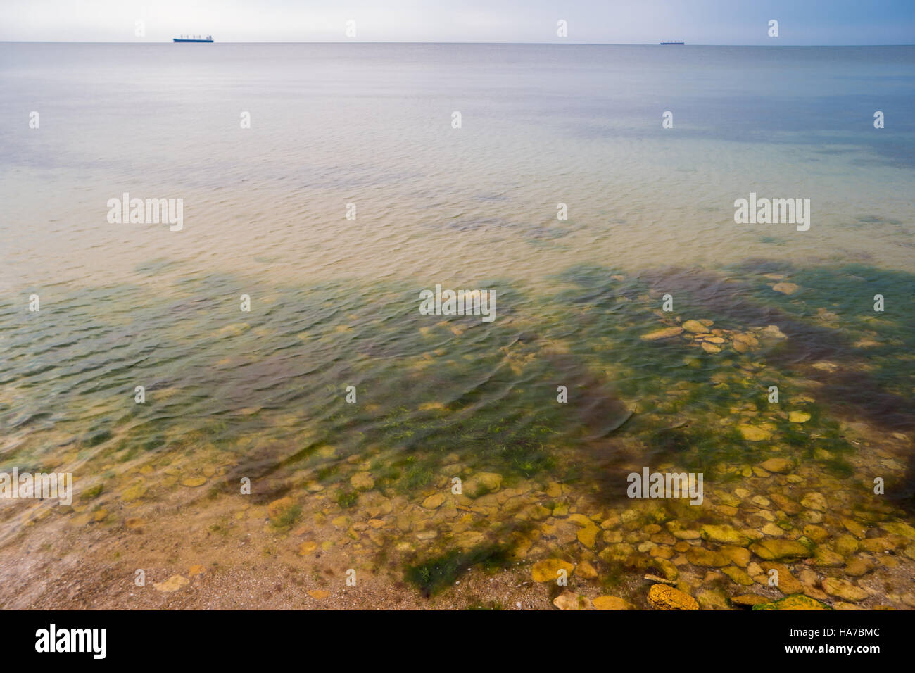 Sur l'eau transparente de la mer. Banque D'Images