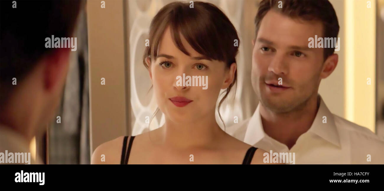 Séries Tv Avec Dakota Johnson Cinquante nuances plus sombres 2017 Universal film avec Dakota Johnson et  Jamie Dornan Photo Stock - Alamy