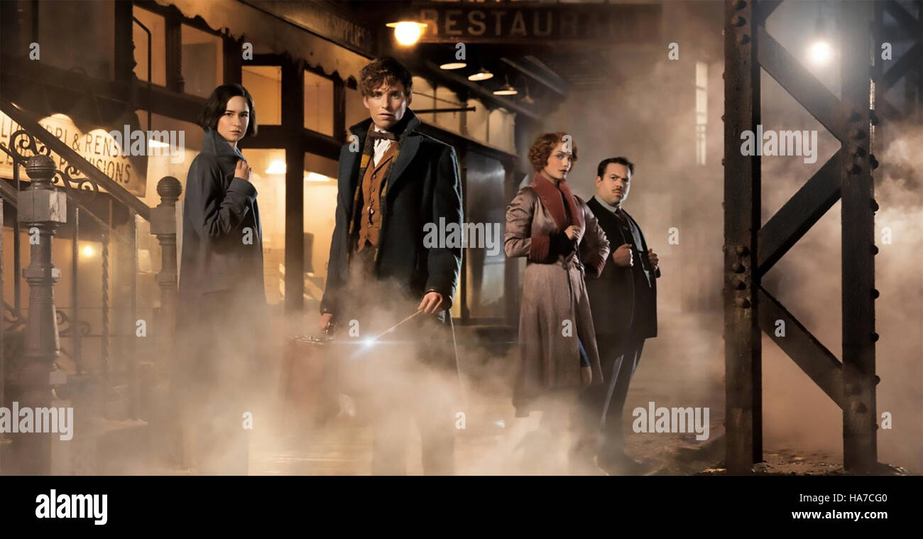 Battements FANTASTIQUES ET OÙ LES TROUVER 2016 Warner Bros film avec de gauche à droite : Katherine Waterston, Eddie Redmayne, Alison Sudol, Dan Fogler Banque D'Images