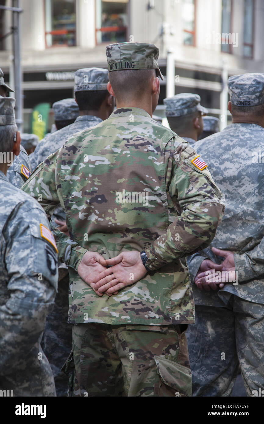 Le Défilé des anciens combattants ; aussi connu sous le nom de America's Parade ; marches jusqu'5e Avenue de New York. Les réservistes de l'Armée US, 1179th Brigade Transport mars. Banque D'Images