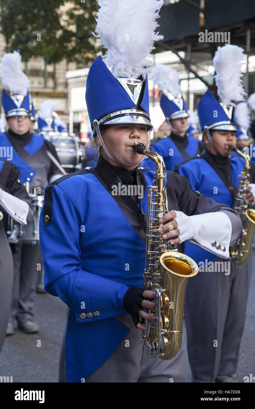 Le Défilé des anciens combattants ; aussi connu sous le nom de America's Parade ; marches jusqu'5e Avenue de New York. High school marching bands de partout dans le pays de mars. Banque D'Images