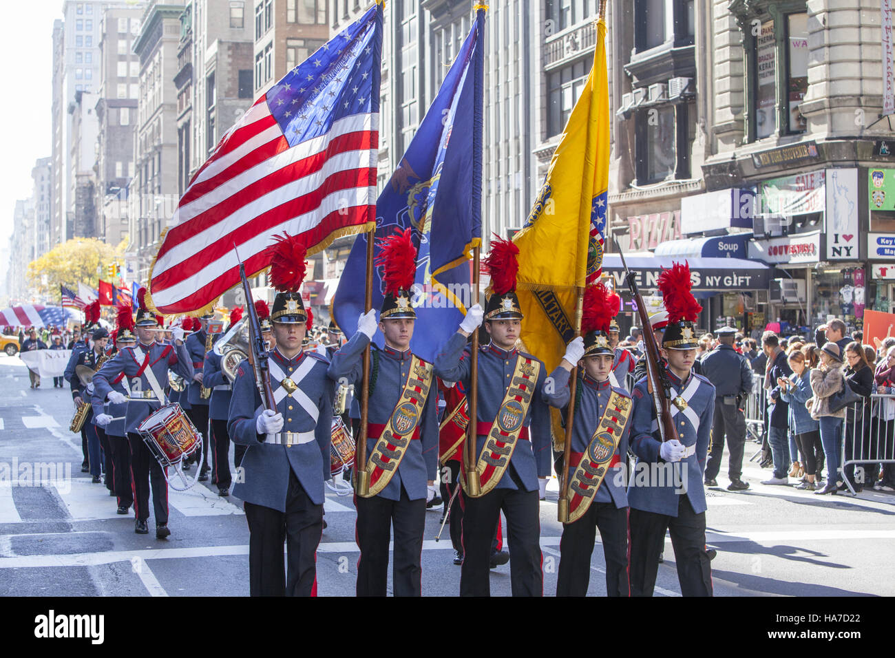 Le Défilé des anciens combattants ; aussi connu sous le nom de America's Parade ; marches jusqu'5e Avenue de New York. High school marching bands de partout dans le pays de mars. Banque D'Images