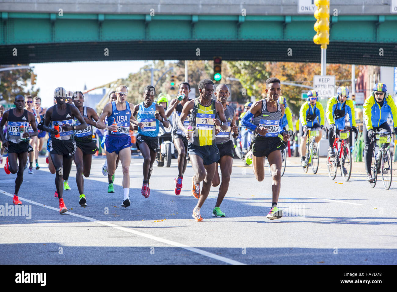Coureurs homme avant le long de la 4e Avenue à Brooklyn au cours de la New York City Marathon. Avant droit, l'Érythrée Ghirmay Ghebreslassie, 19 ans a remporté le TCS 2016 New York City Marathon dans le domaine des hommes. Banque D'Images