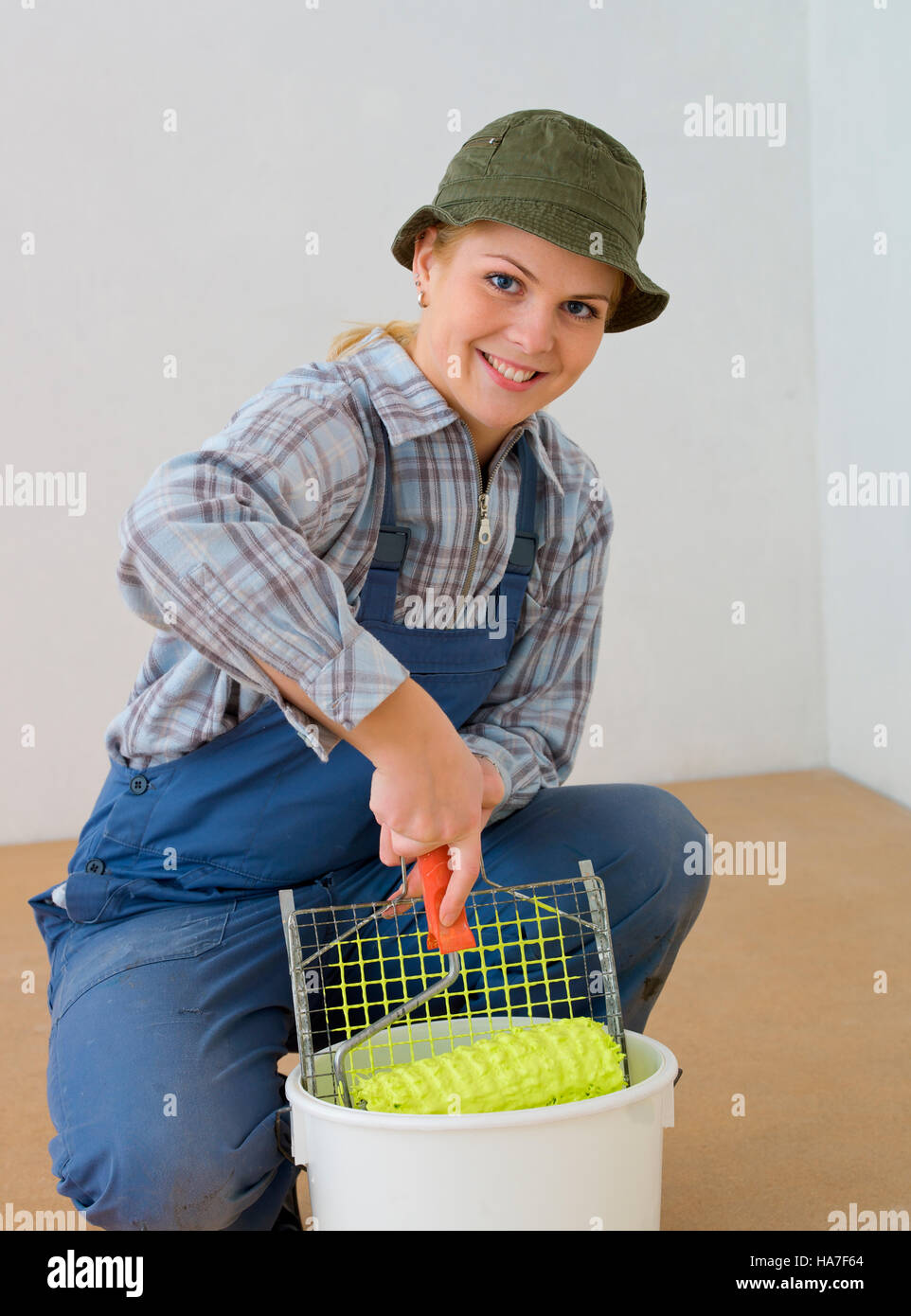 Jeune femme avec de l'équipement de peinture Banque D'Images