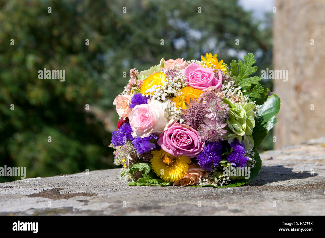 Bouquet de fleurs posé sur un vieux mur de château Banque D'Images