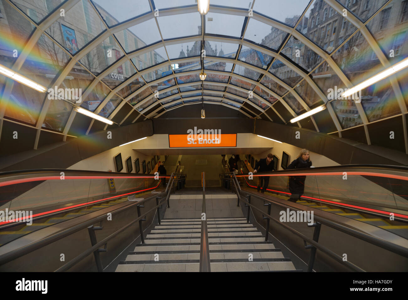 Entrée du métro ou métro de Glasgow escaliers escalier mécanique à la station St Enoch Banque D'Images