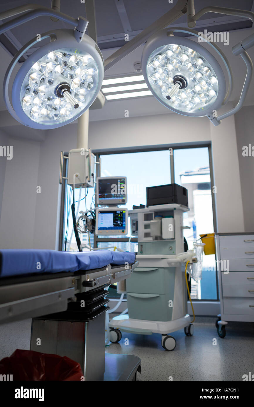 L'équipement et des appareils médicaux en salle d'opération moderne Banque D'Images
