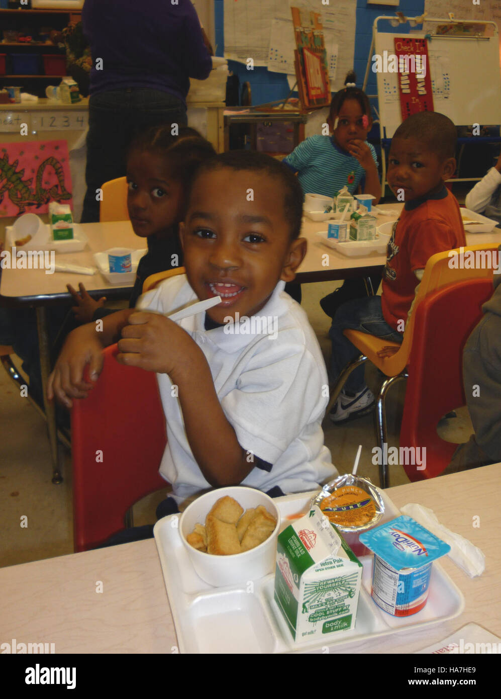 Un enfant prend un petit déjeuner au School Breakfast Program (SBP) de Chicago, une initiative fédérale visant à fournir des repas nutritifs aux élèves dans le besoin. Ce programme aide à améliorer la santé des enfants et soutient l'éducation par une meilleure nutrition. Banque D'Images