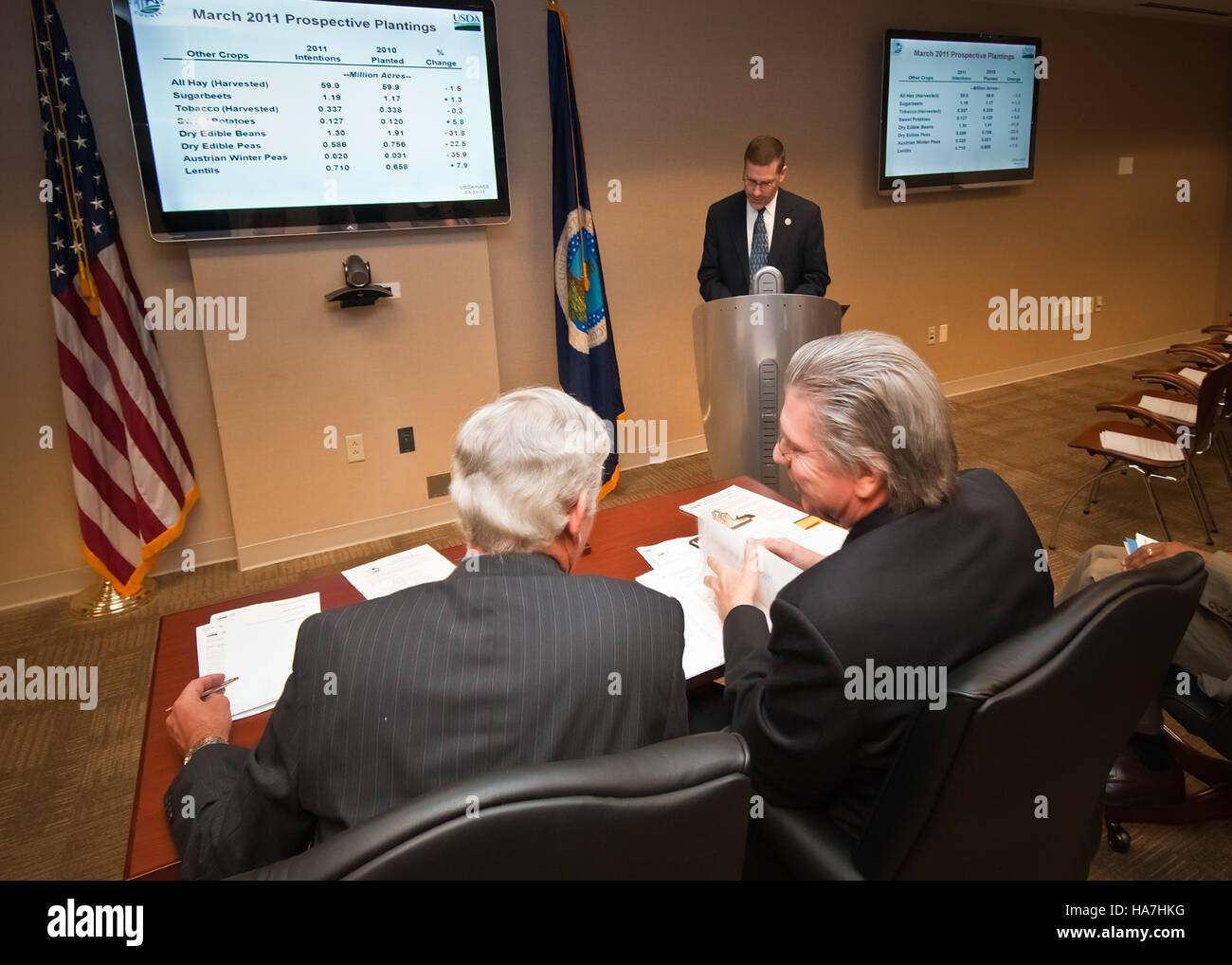 L’économiste en chef du Département de l’Agriculture des États-Unis fournit un aperçu des rapports sur les cultures, offrant des données critiques sur la production agricole, les tendances et l’impact économique des pratiques agricoles aux États-Unis ce rapport est essentiel pour l’élaboration des politiques et la planification agricole. Banque D'Images