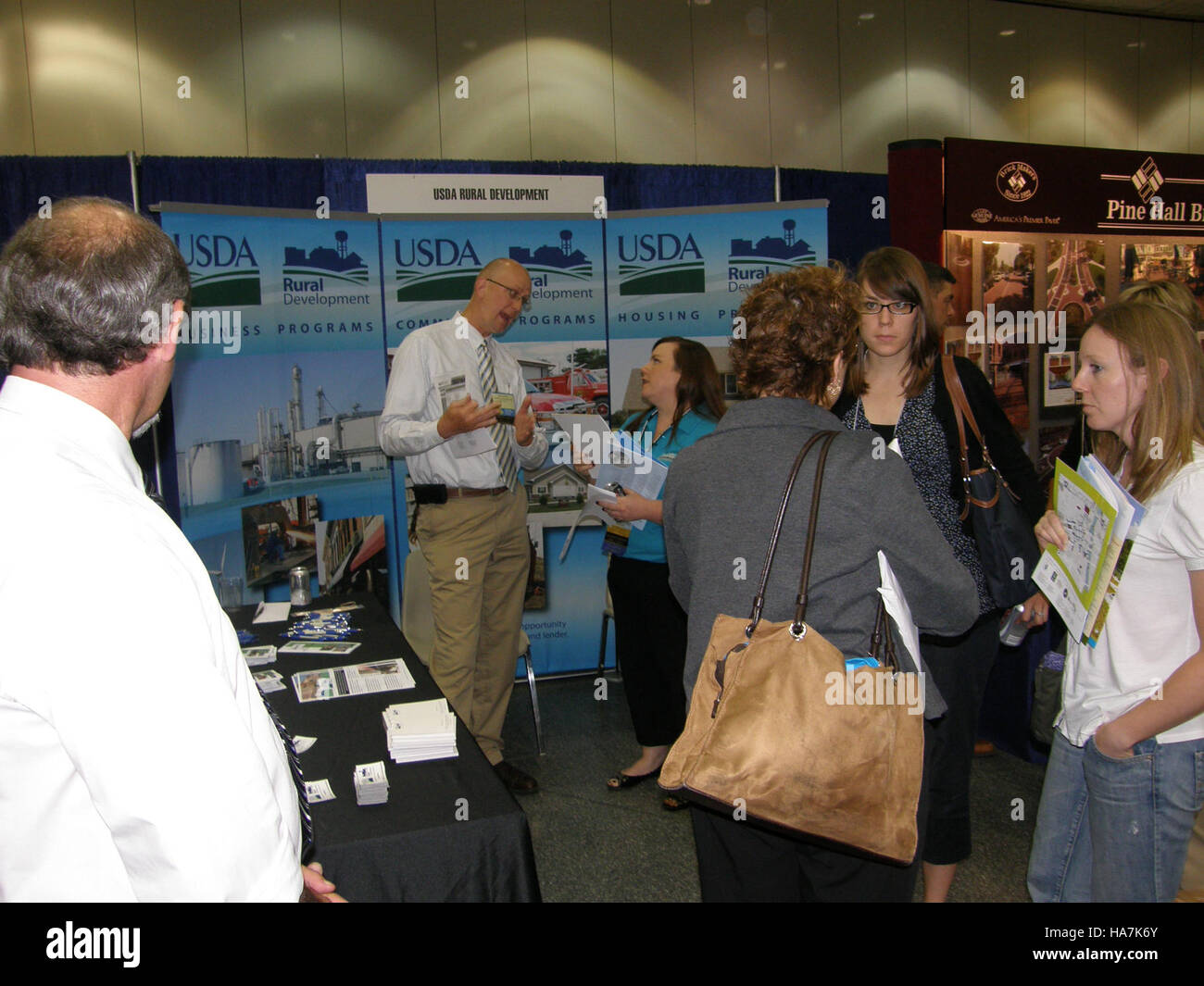 Un salon organisé par l’USDA présente des innovations agricoles et des pratiques agricoles durables, réunissant des experts pour discuter de solutions pour la sécurité alimentaire, la gestion des ressources et la conservation de l’environnement. Banque D'Images