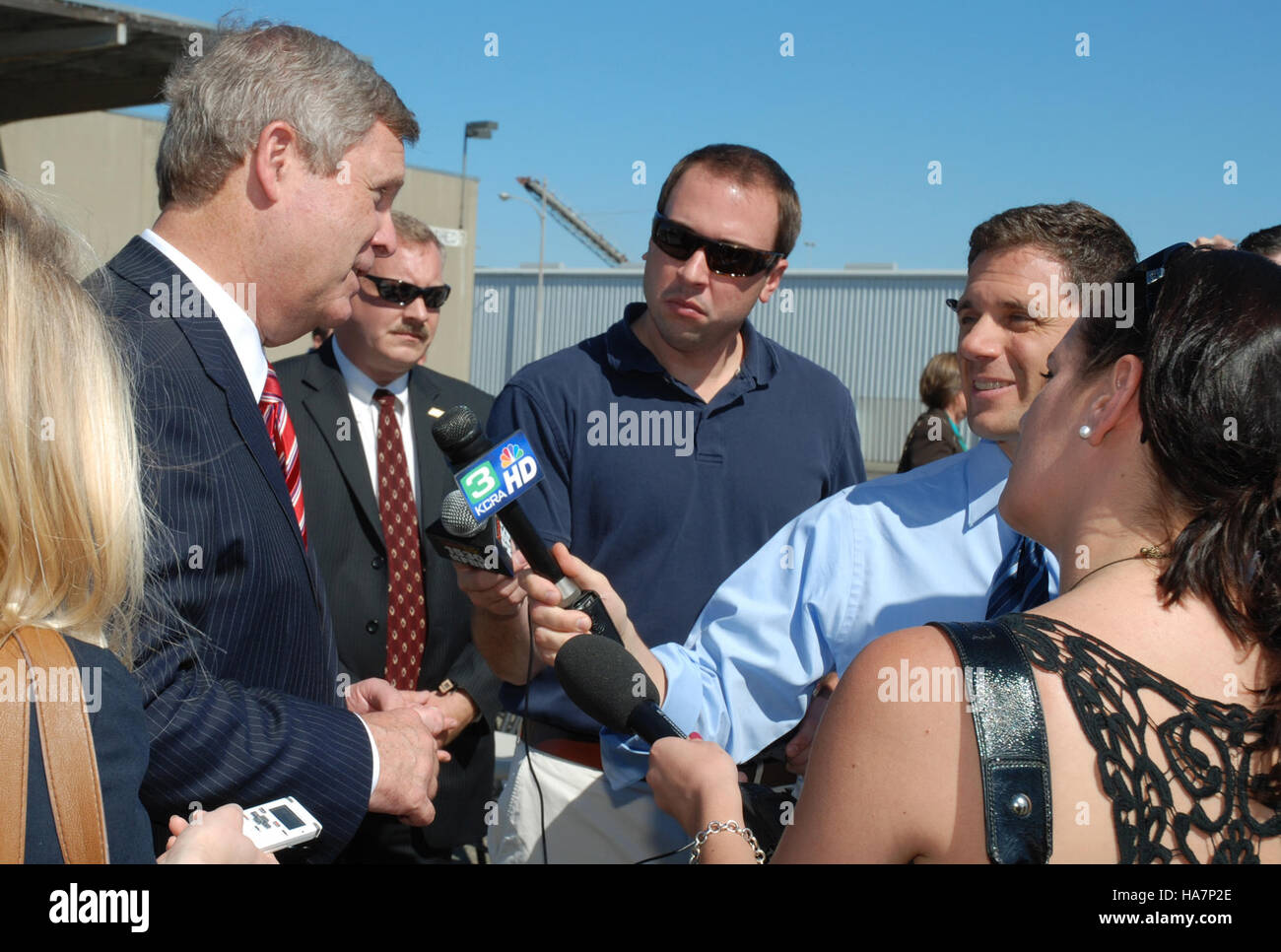 Le secrétaire à l'Agriculture Tom Vilsack tient une conférence de presse au port de West Sacramento pour discuter des exportations agricoles, des emplois américains et de l'impact économique de l'agriculture sur l'économie américaine. Banque D'Images