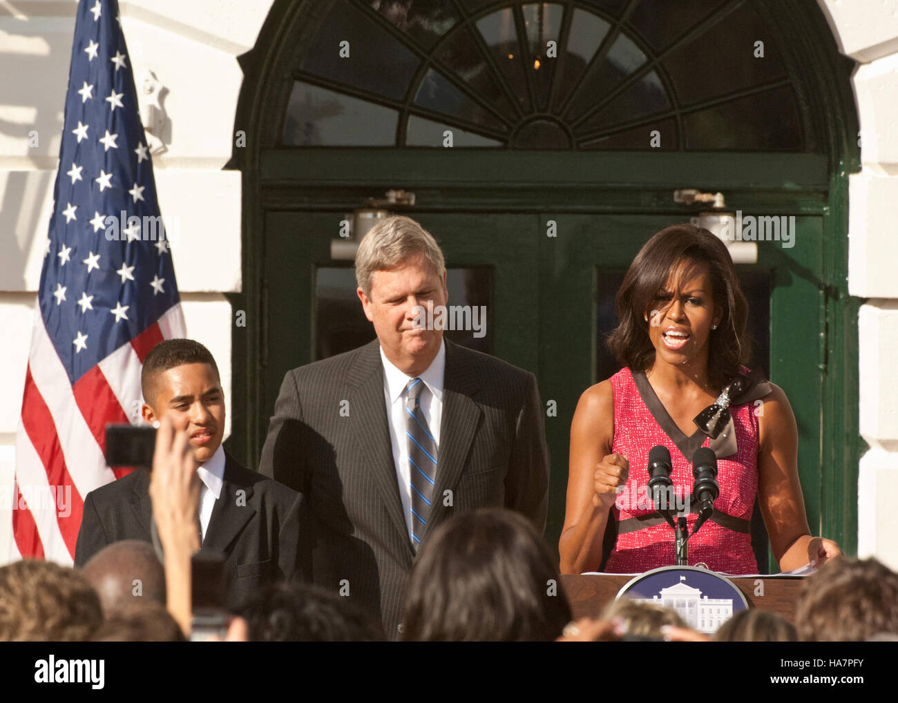 En 2011, le département américain de l'Agriculture s'est joint à la première dame Michelle Obama pour promouvoir une nutrition scolaire plus saine à l'école primaire Walsh de Chicago. Cet événement faisait partie du HealthierUS School Challenge visant à améliorer la nutrition des élèves à travers le pays. Banque D'Images