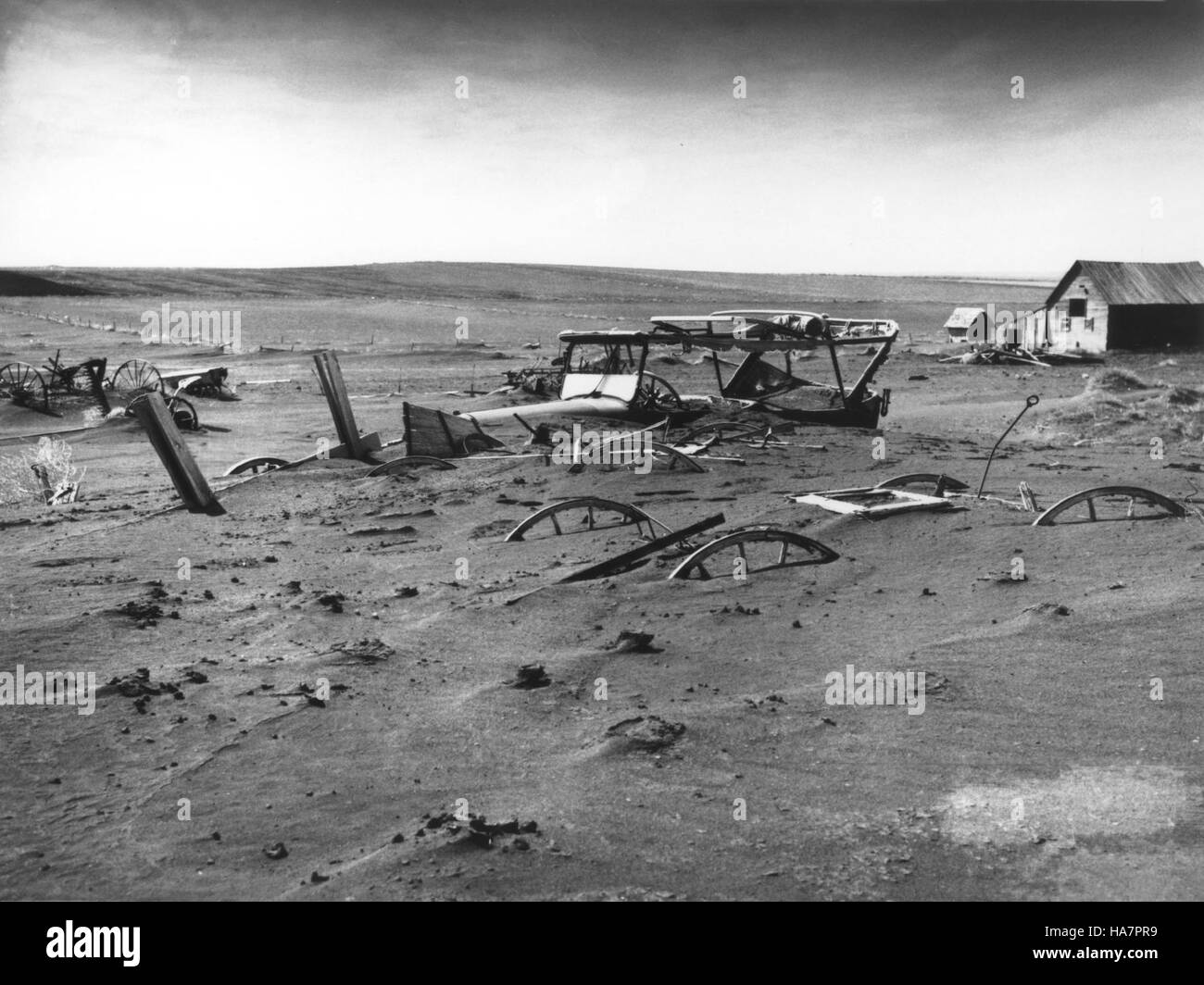 Une image historique de l'ère Dust Bowl montrant une ferme et une ferme, reflétant les défis agricoles et l'impact environnemental de la période. Banque D'Images