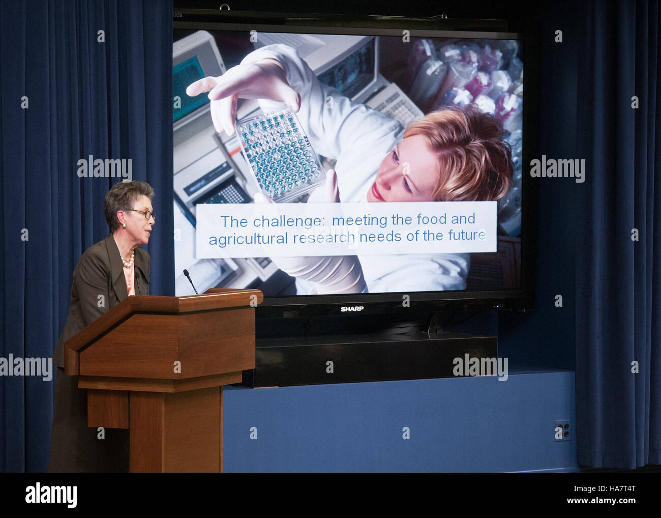 Catherine Wotecki, scientifique en chef à l'USDA, aborde des questions clés dans les domaines de la politique agricole, de l'éducation et de la recherche tout en supervisant les impacts économiques de la science agricole à l'édifice du bureau exécutif d'Eisenhower. Banque D'Images