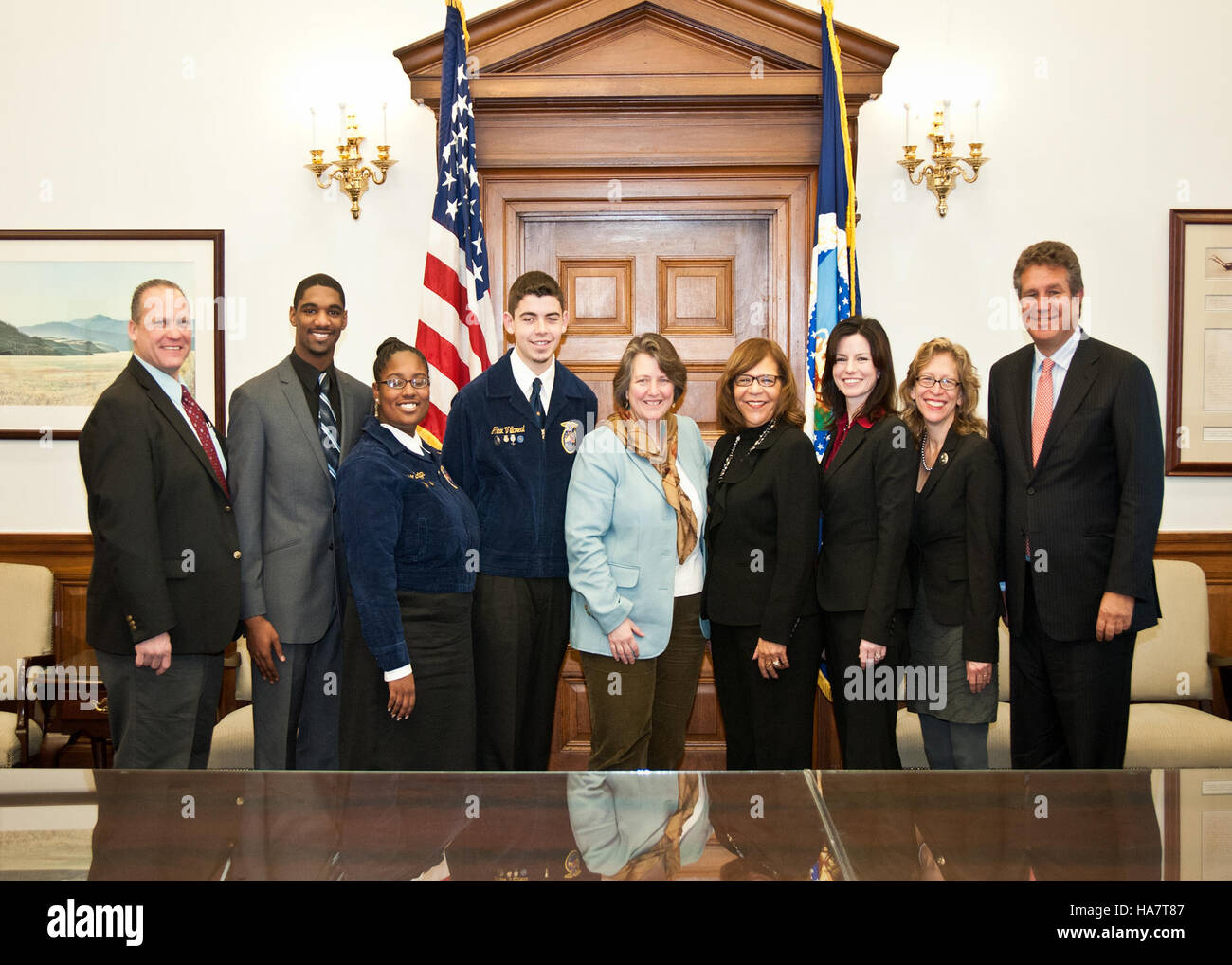 Cette image montre des personnes clés de l'USDA et de l'Université du Wisconsin travaillant avec des étudiants de la Chicago High School for Agricultural Science. Il met l'accent sur la collaboration dans l'enseignement agricole et l'engagement des étudiants dans les sciences agricoles. Banque D'Images