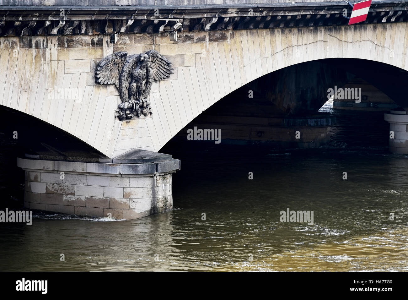 Niveau de seine a chuté à la normale après une semaine d'inondations le 8 juin 2016 à Paris. Banque D'Images Niveau de seine a chuté à la normale après une semaine d'inondations le 8 juin 2016 à Paris. Banque D'Images