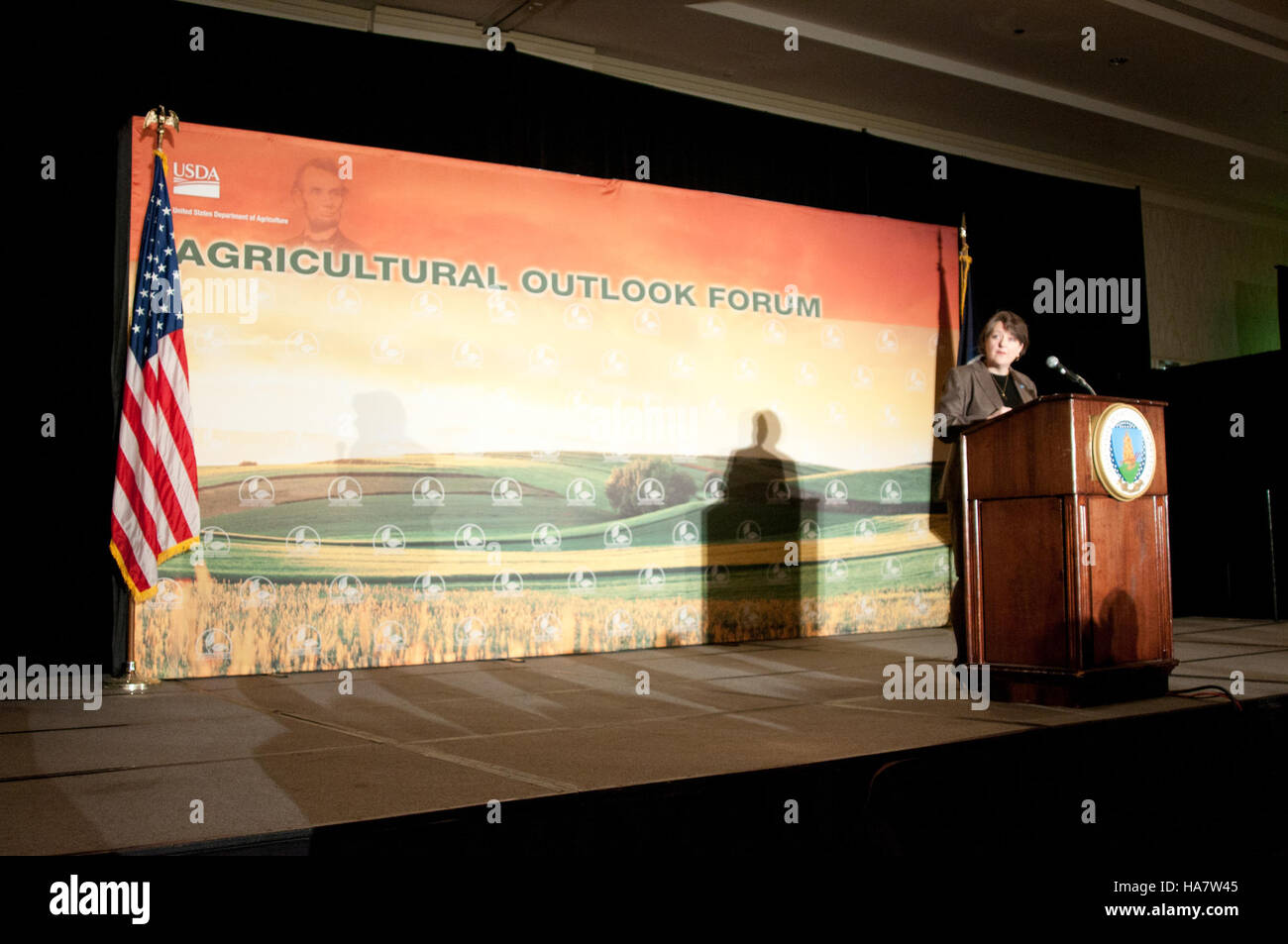 Le Forum sur les perspectives agricoles 2012, organisé par le Bureau de l’économiste en chef de l’USDA, a porté sur les principales tendances agricoles et les prévisions économiques. Le forum a exploré des sujets tels que les conditions du marché, les politiques agricoles et les perspectives économiques de l'agriculture américaine. Les experts ont discuté de l'impact des marchés agricoles nationaux et internationaux, de la production végétale et des défis économiques auxquels l'industrie est confrontée, fournissant des indications pour la planification future des politiques et le développement agricole. Banque D'Images