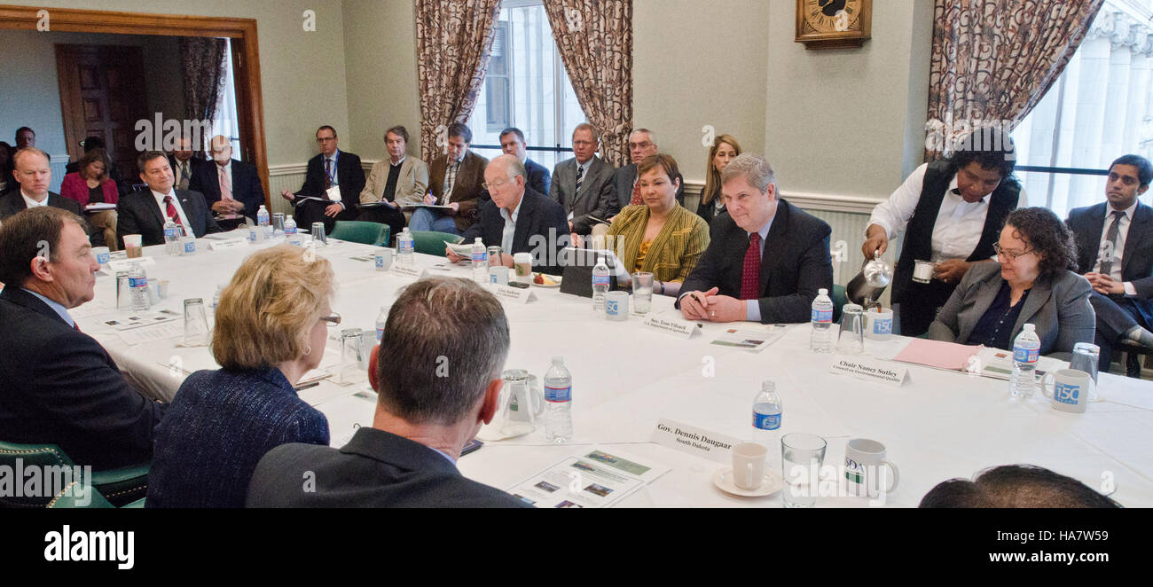 La CEQ, l'EPA, le DOI et l'USDA collaborent à l'élaboration de politiques environnementales visant à améliorer la protection des ressources naturelles. Des leaders clés, dont Ken Salazar et Lisa Jackson, contribuent au dialogue sur les normes environnementales nationales. Banque D'Images