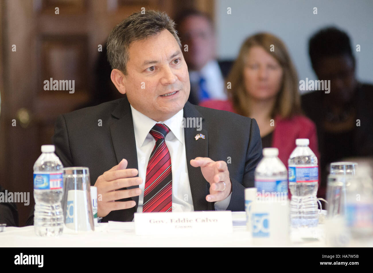 Des représentants du gouvernement américain, dont Ken Salazar et Lisa Jackson, discutent des politiques environnementales lors d'une réunion du Conseil sur la qualité de l'environnement, mettant l'accent sur la collaboration fédérale dans la gestion des ressources naturelles et la lutte contre les changements climatiques. Banque D'Images